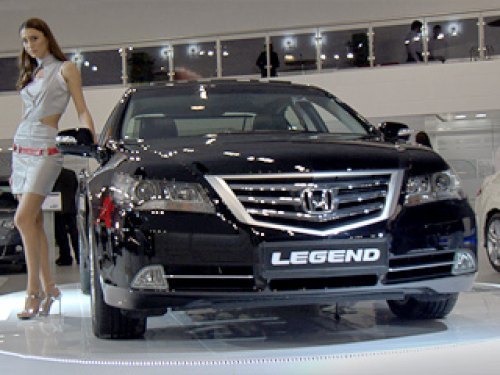 Внешне европейский седан Legend теперь полностью…