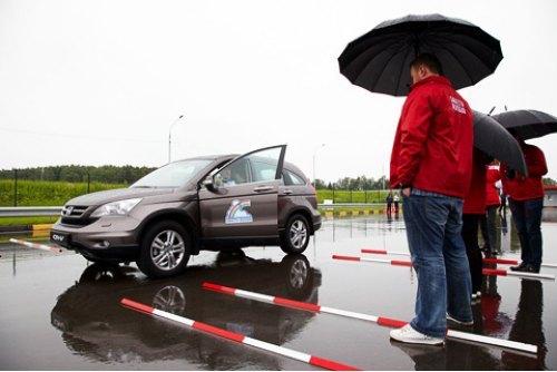 Местные инструкторы обучают тем скучным…