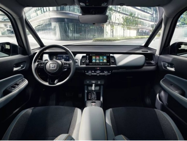 Версия Honda Jazz e:HEV Crosstar выглядит немного…