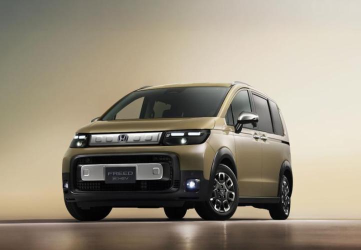 Honda Freed Crosstar стал доступнее в России:…