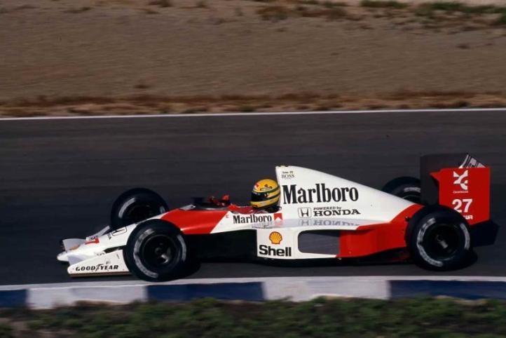 Болид McLaren MP4/5B с Айртоном Сенной за рулем