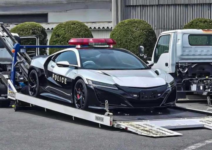 Суперкар Honda NSX, подаренный японской полиции