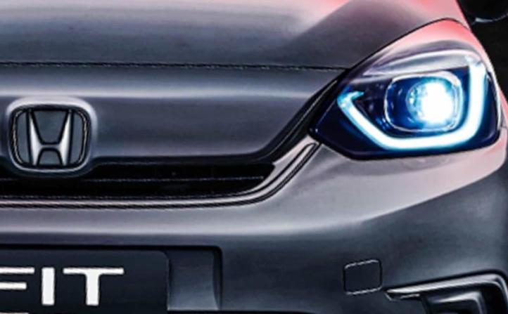Honda показала новую черную версию Fit Blackwing…