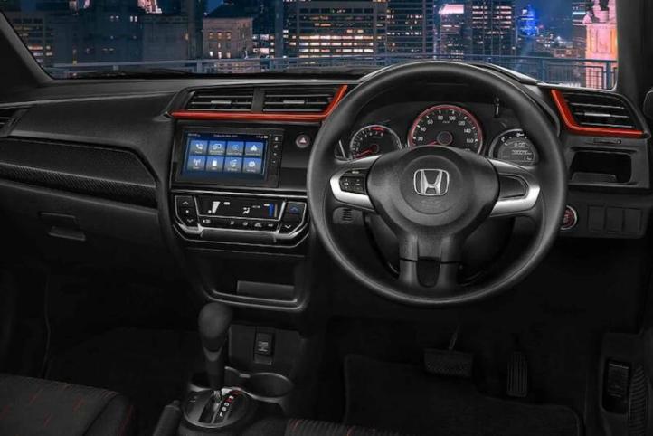 Интерьер обновленного Honda Brio RS