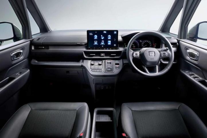 Интерьер Honda Step WGN