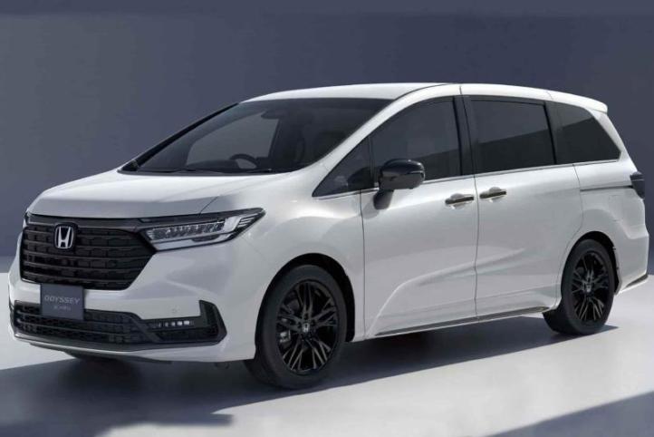 У популярного минивэна Honda проблемы в Японии:…