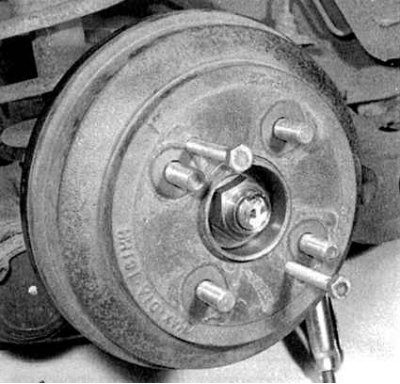 1. Ослабьте гайки крепления задних колес.…