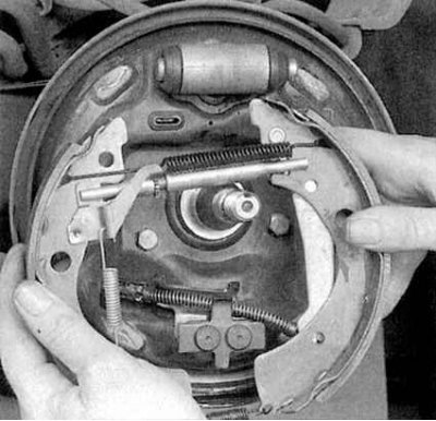 4с. Отверткой отожмите вниз направляющую пружину,…