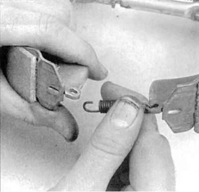 4d. Снимите башмачную сборку с тормозного щита…