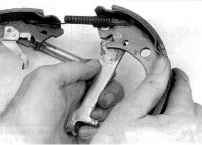 4f. Оттяните пружину на тросе привода стояночного…