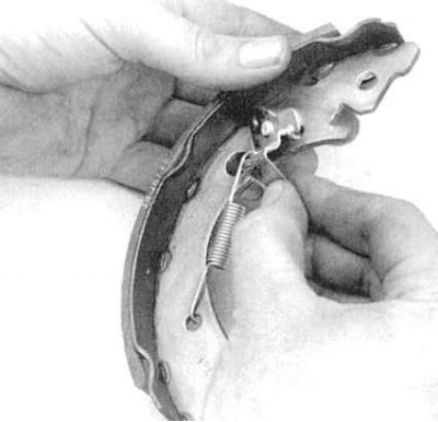 4g. Поверните исполнительный рычаг стояночного…