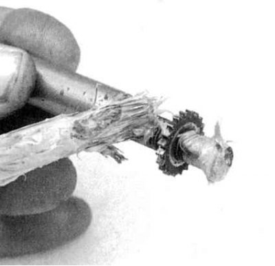 4j. Подсоедините к рычагу новый задний башмак (не…