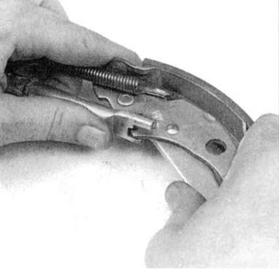 4m. Заправьте короткую вилку разжимной планки в…