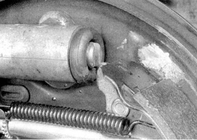 4р. Бокорезами сожмите пружину приводного троса…