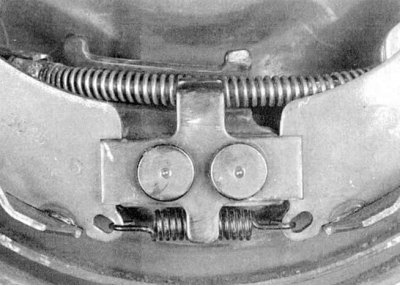 4q. Установите башмачную сборку на щит тормозного…