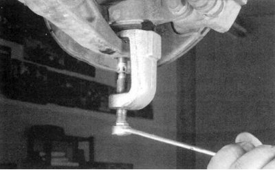 3. Отсоедините от рычага демпферную вилку (см. Снятие и установка сборки переднего амортизатора с…