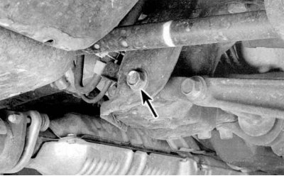 4. Извлеките шплинт и ослабьте корончатую гайку шарового пальца опоры нижнего рычага. Пока не…