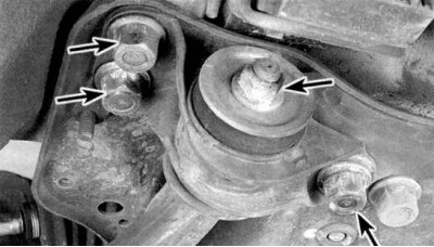 5. Выверните осевой болт с внутренней стороны нижнего рычага управления (см. сопроводительную…