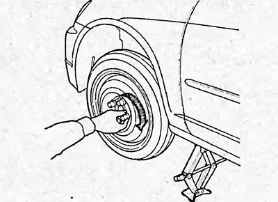 е) Установите запасное колесо, декоративный…