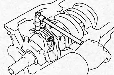 а) Отверните два болта крепления крышки нижней головки шатуна.