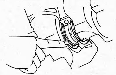 2. Установите верхние упорные полукольца в постель блока коренного подшипника №4 смазочными…