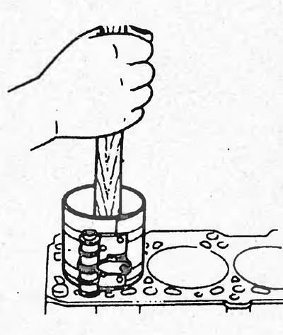 б) Лёгкими постукиваниями заведите поршень в цилиндр.