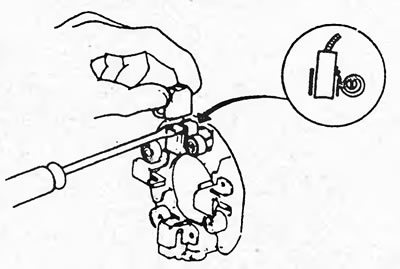 Примечание: при установке новых щеток проделайте…