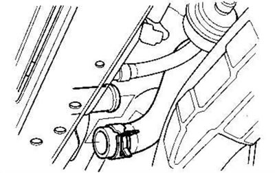 20. Подсоедините нижний шланг к радиатору.