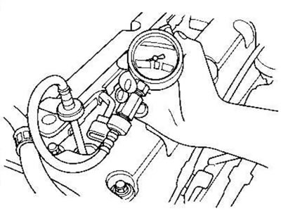 8. Вверните компрессометр в отверстие под свечу…