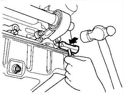 4. Вбейте спецрезец между масляным поддоном и…