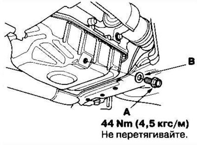 2. Выверните болт (А) сливного отверстия и слейте моторное масло.