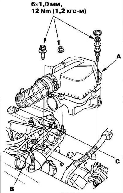 10. Установите кожух воздушного фильтра (А) и…