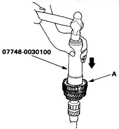 5. Запрессуйте ступицу синхронизатора З-ей/4-ой…