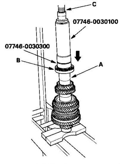 19. Запрессуйте распорную втулку (А),…