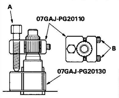 Открутите болт фиксатора вторичного вала (А) и…