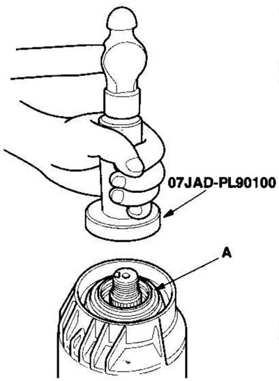 4. Запрессуйте сальник (А) без перекоса при…