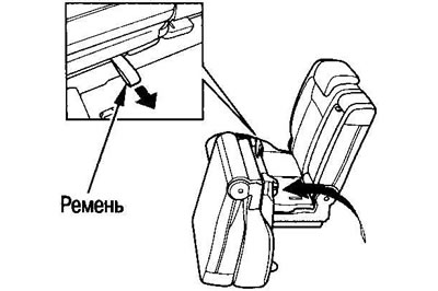 4. Потянув за ремень, поднимите сиденье вперед.