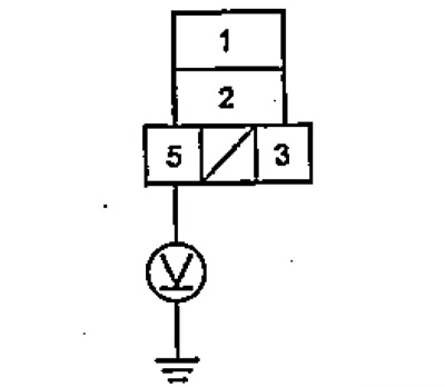 5. Измерьте напряжение между выводом «5» разъема реле электродвигателя вентилятора отопителя и…