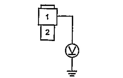 11. Измерьте напряжение между выводом «1» разъема электродвигателя вентилятора отопителя и массой.