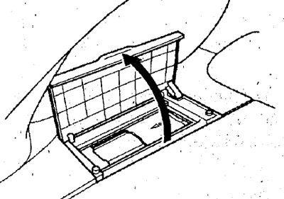 1. Откройте крышку бокового кармана задней полки.