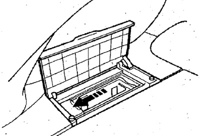 2. Откройте крышку CD-чейнджера.