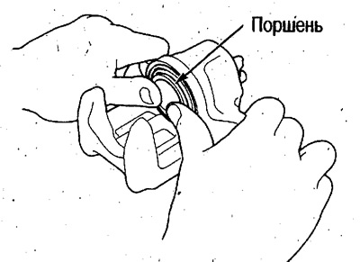Внимание. Не вставляйте поршень под наклоном или…