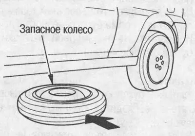 3. Поставете резервната гума под автомобила до…
